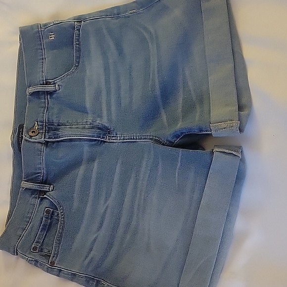 Tommy Hilfiger Women's Blue Denim Shorts, Size: 8 - Picture 4 of 11
